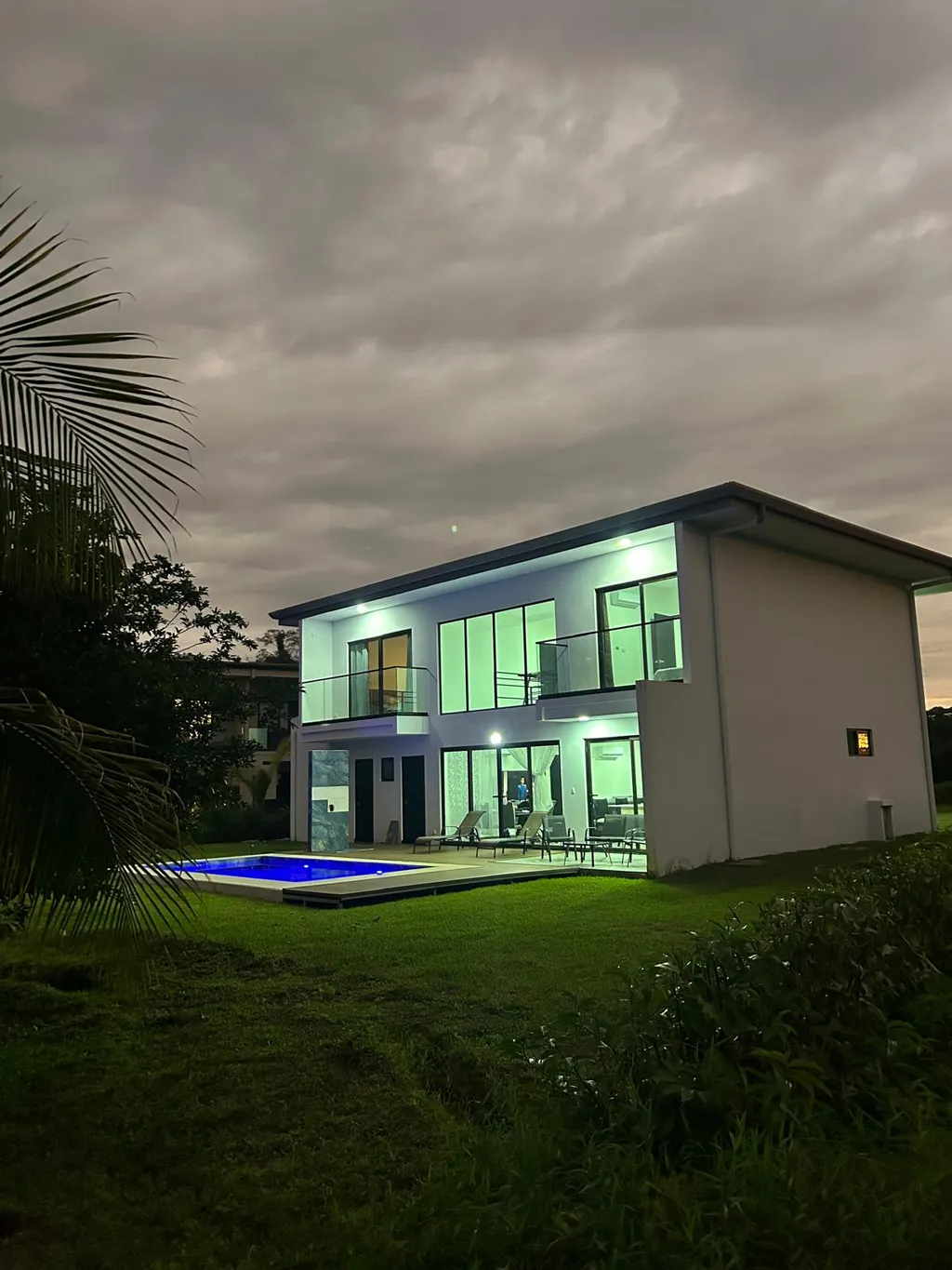 Mistico!!! Exquisite Lake Waterfront property with private pool! Close to the beach. - image 13