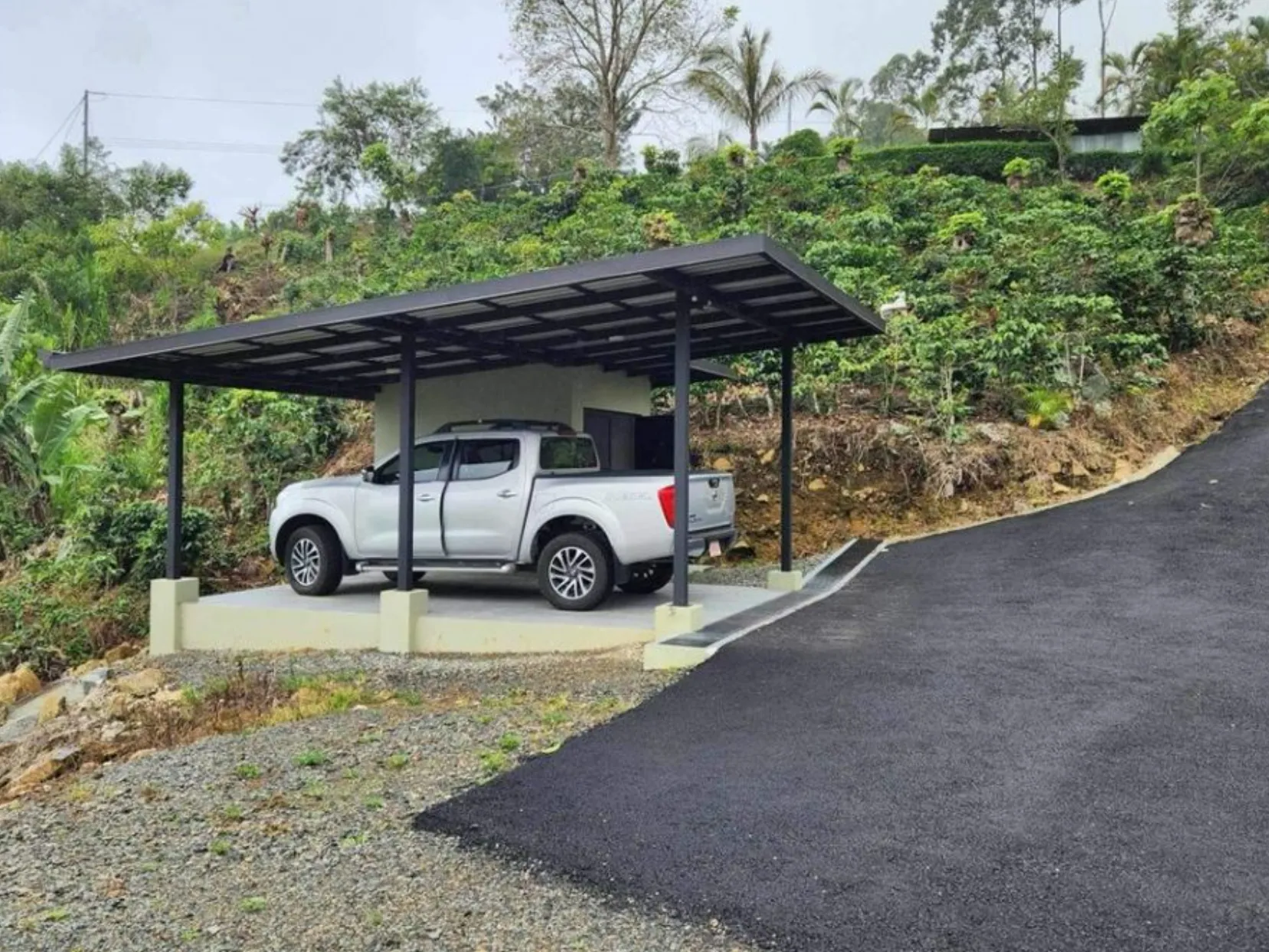 MODERN COUNTRY HOUSE WITH GUEST COTTAGE AMIDST A COFFEE PLANTATION - image 12