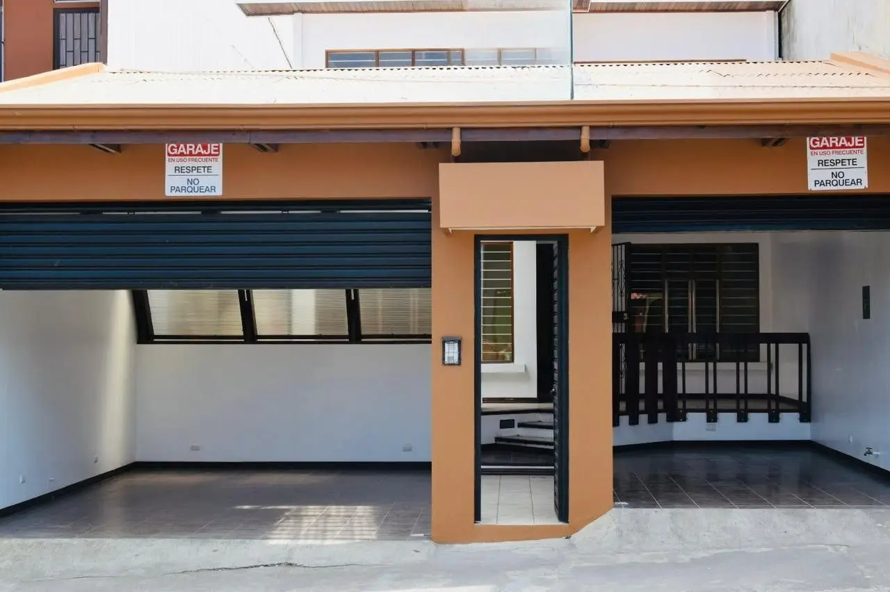 Home for sale in Cartago near the Courthouse - image 2