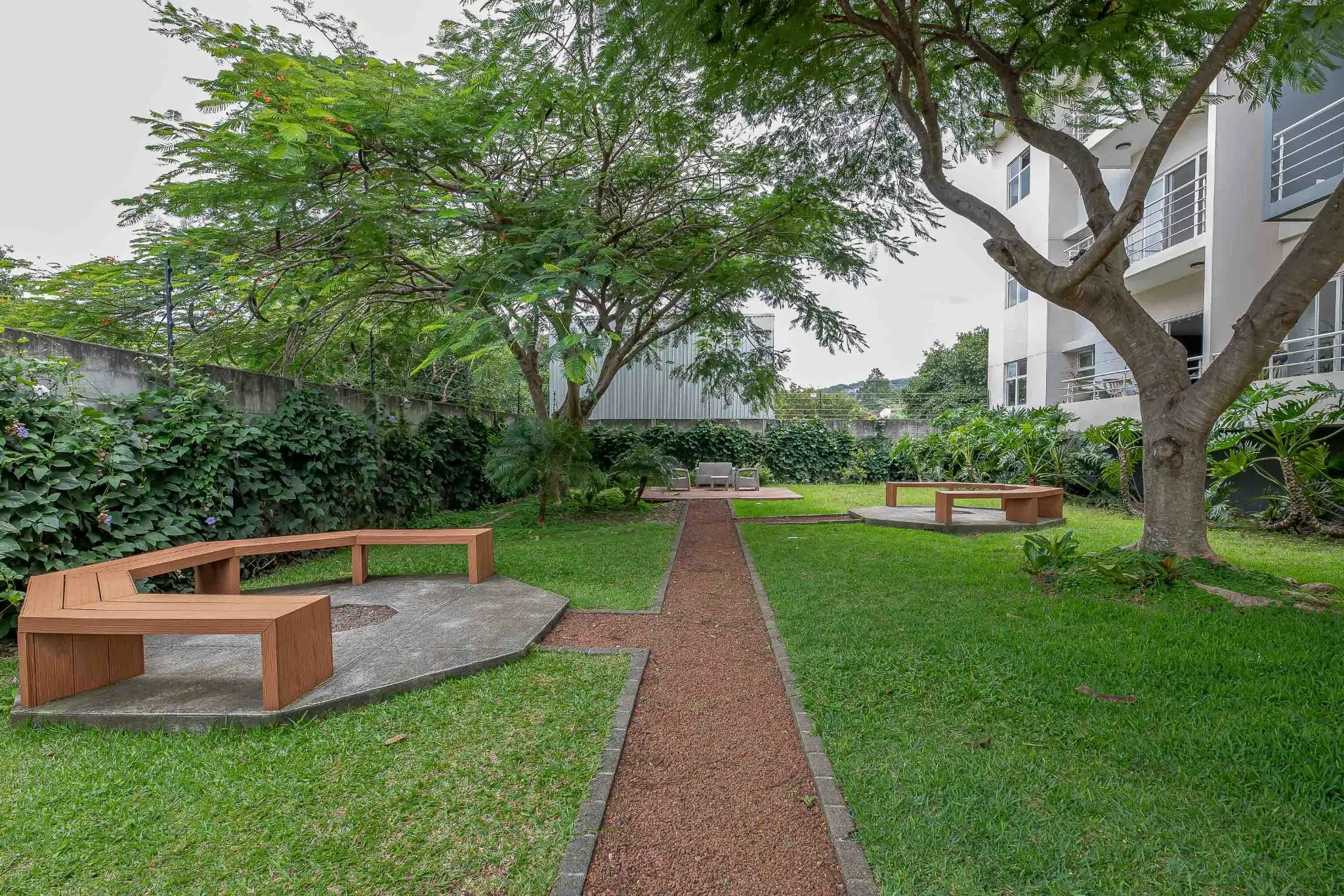 Contemporary 2-Bed Apartment in Santa Ana - image 3