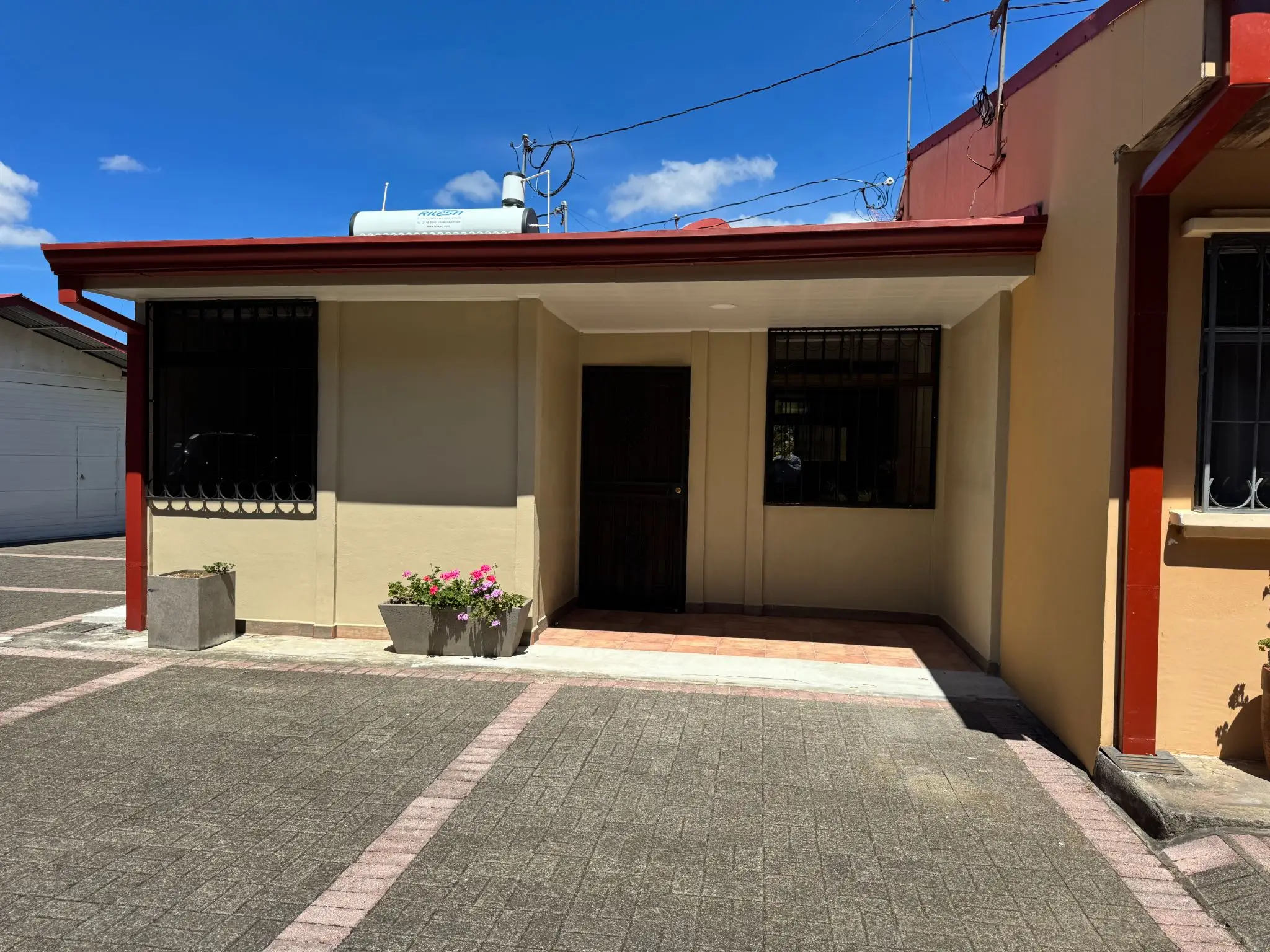 Rent / Versatile Residence with Expansive Grounds and Mountain Views - image 3