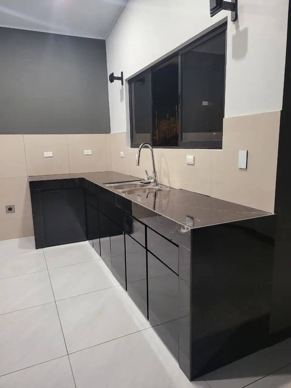 Amplia propiedad en Grecia con dos casas independientes, ideal para familia y renta - image 9