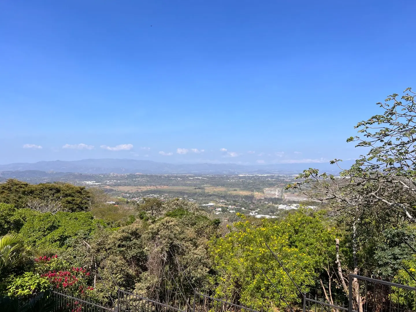 Elegant Two-Story Home with Pool and Panoramic Views in Las Cumbres, Brasil de Mora - image 3