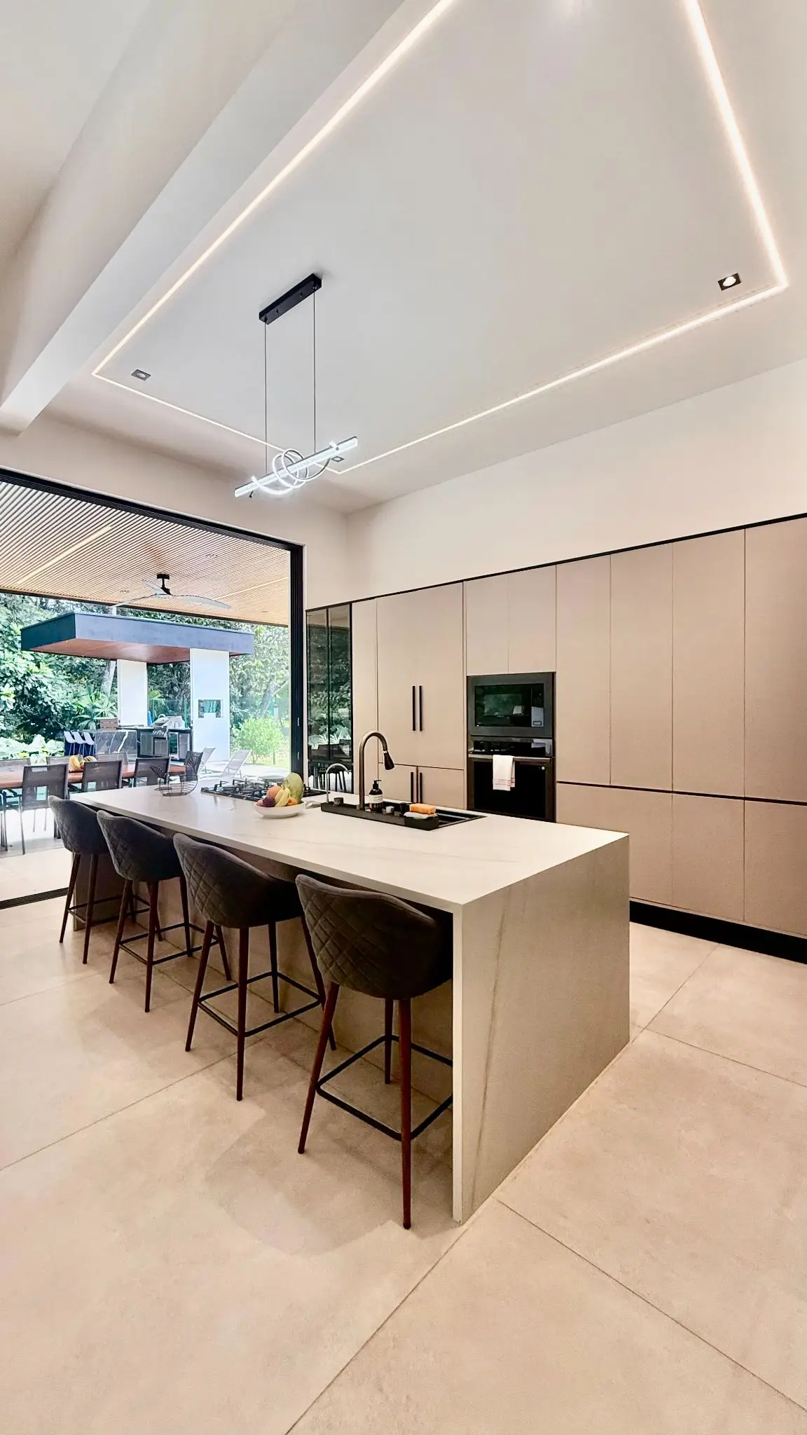 Ultra-Modern 4-Bed Luxury Villa with Pool in Herradura, Costa Rica - image 11