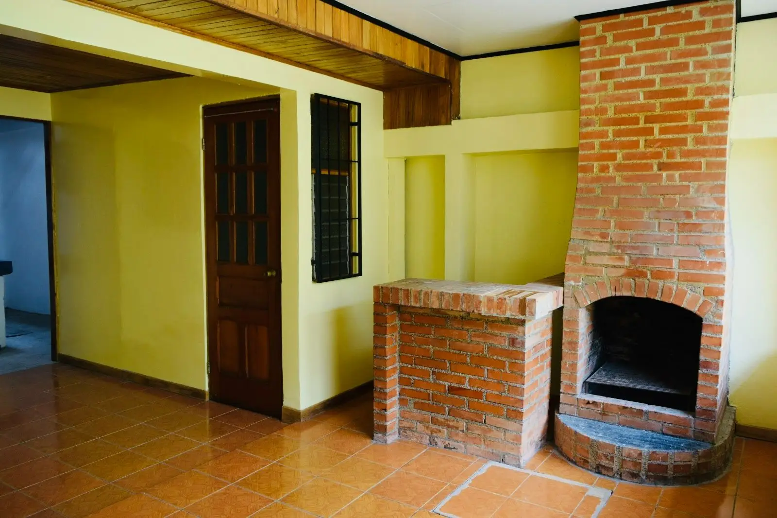 Home for sale in Cartago near the Courthouse - image 11