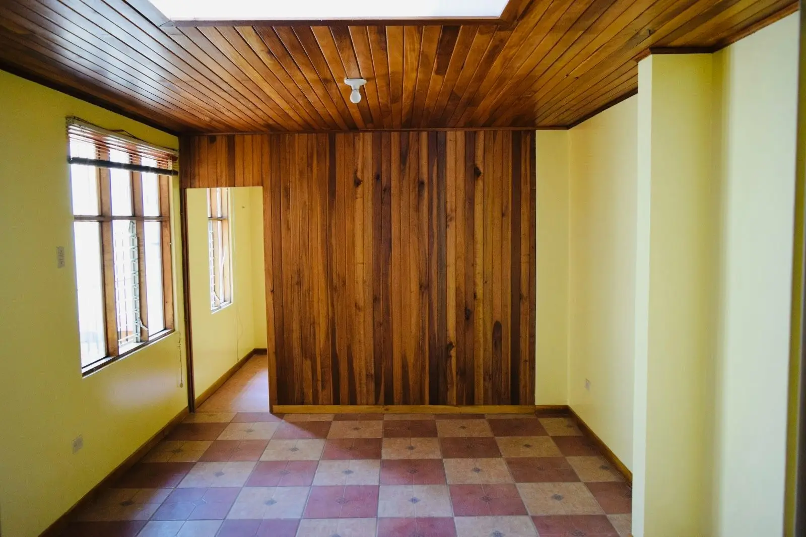 Home for sale in Cartago near the Courthouse - image 10
