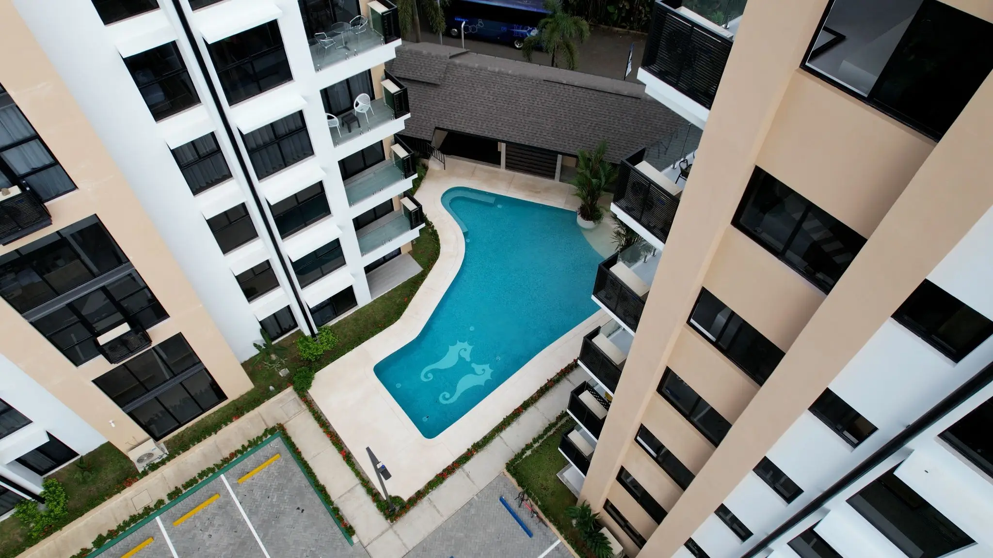 2-Bedroom Condo with Ocean & Mountain Views - image 7