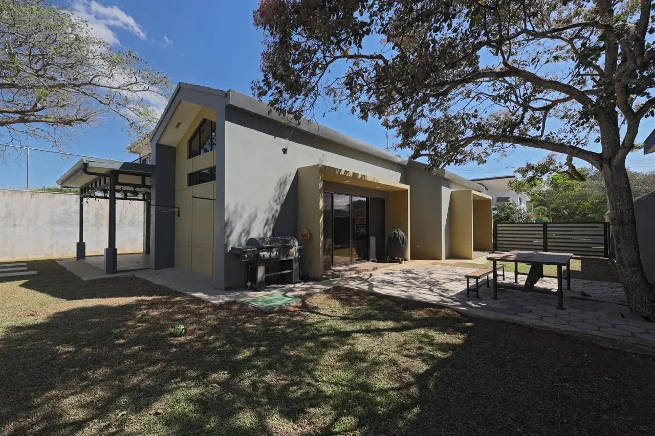 Stunning New 2-Bed, 2-Bath Modern House in La Garita, Alajuela, Built 2022 - image 9