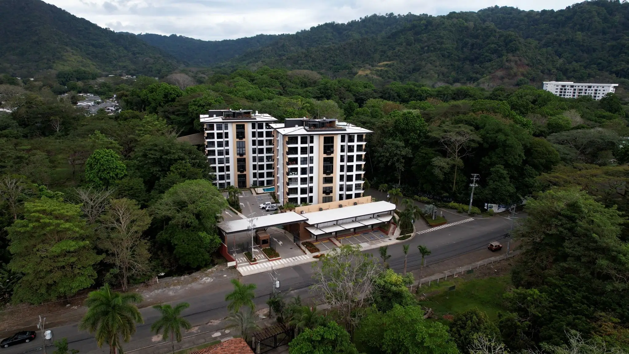 Modern 3-Bedroom Condo in Jacó's  Torres del Mar - image 2