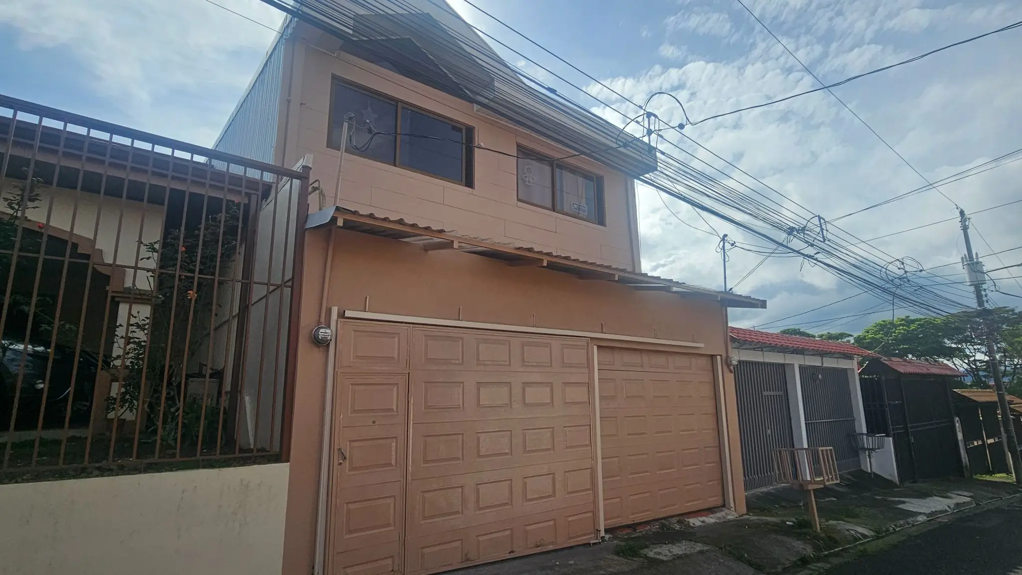 Spacious 6-Bedroom Family Home in Residencial Saint Clare, Moravia - image 3