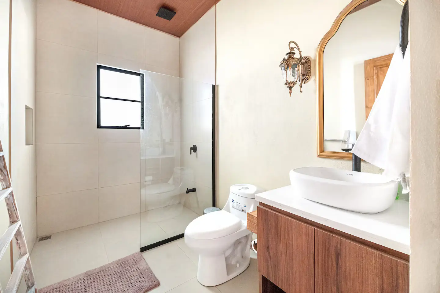 Exquisite Mountain View Hillside Retreat in Costa Rica with Panoramic Mountain Views - image 12