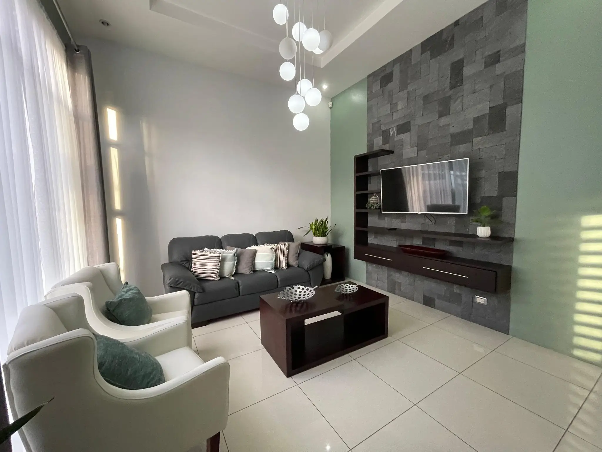 Modern 2-Bed Villa with Mountain Views in Grecia, Costa Rica - image 7