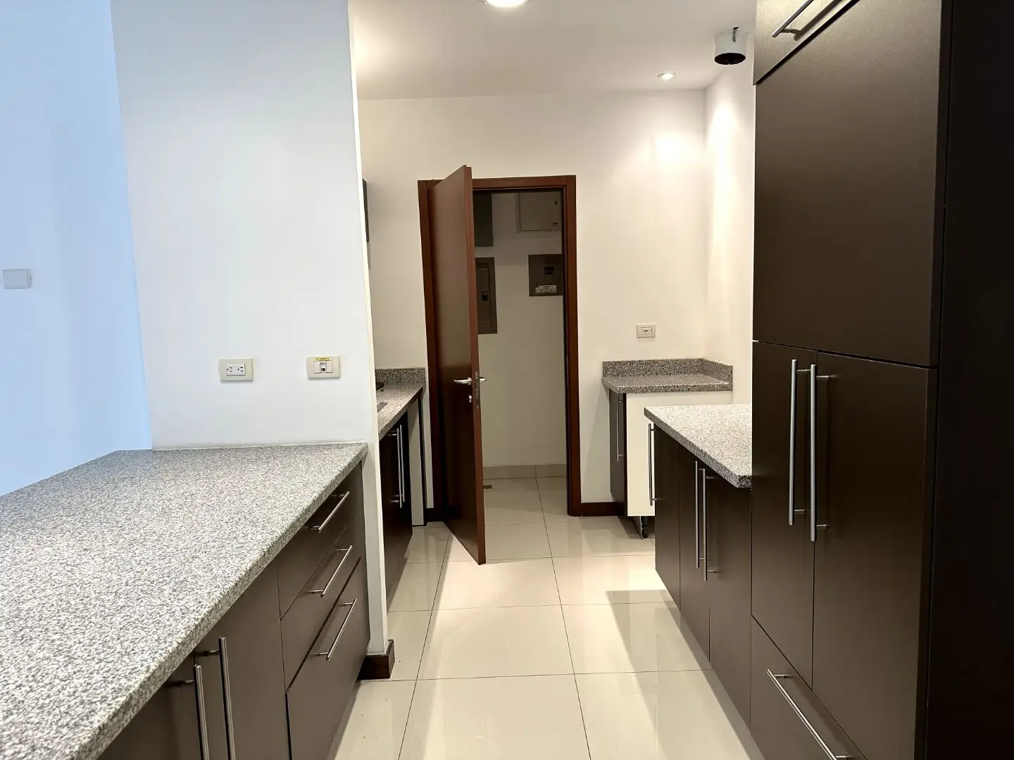 Modern 1-Bed Condo in Escazú, San José - image 2