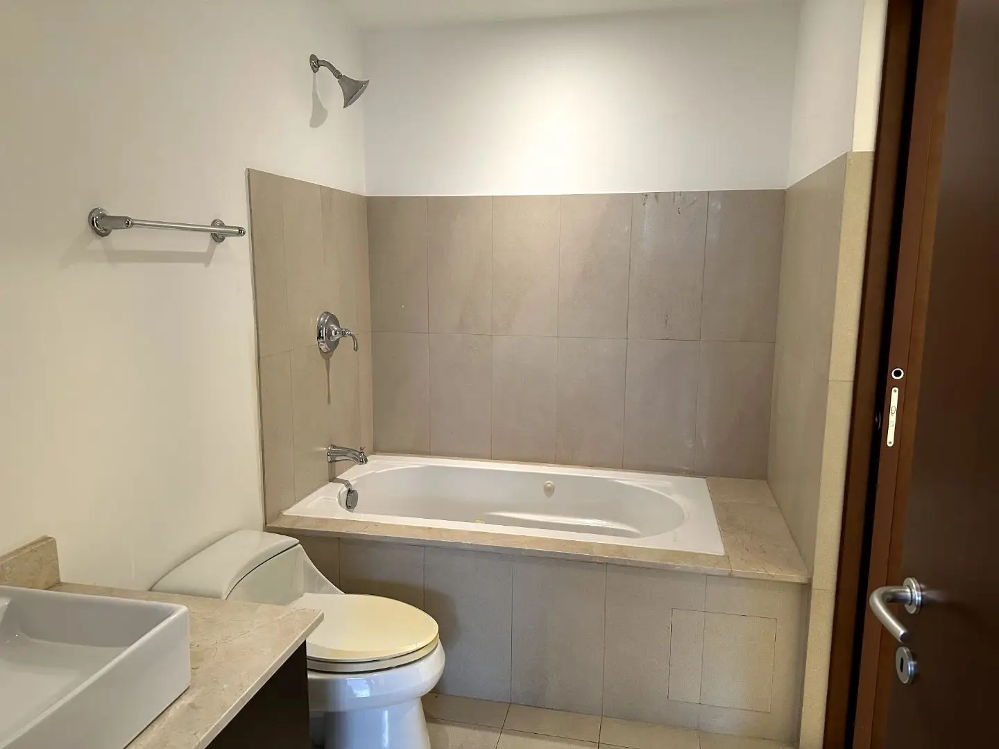Modern 1-Bed Condo in Escazú, San José - image 3