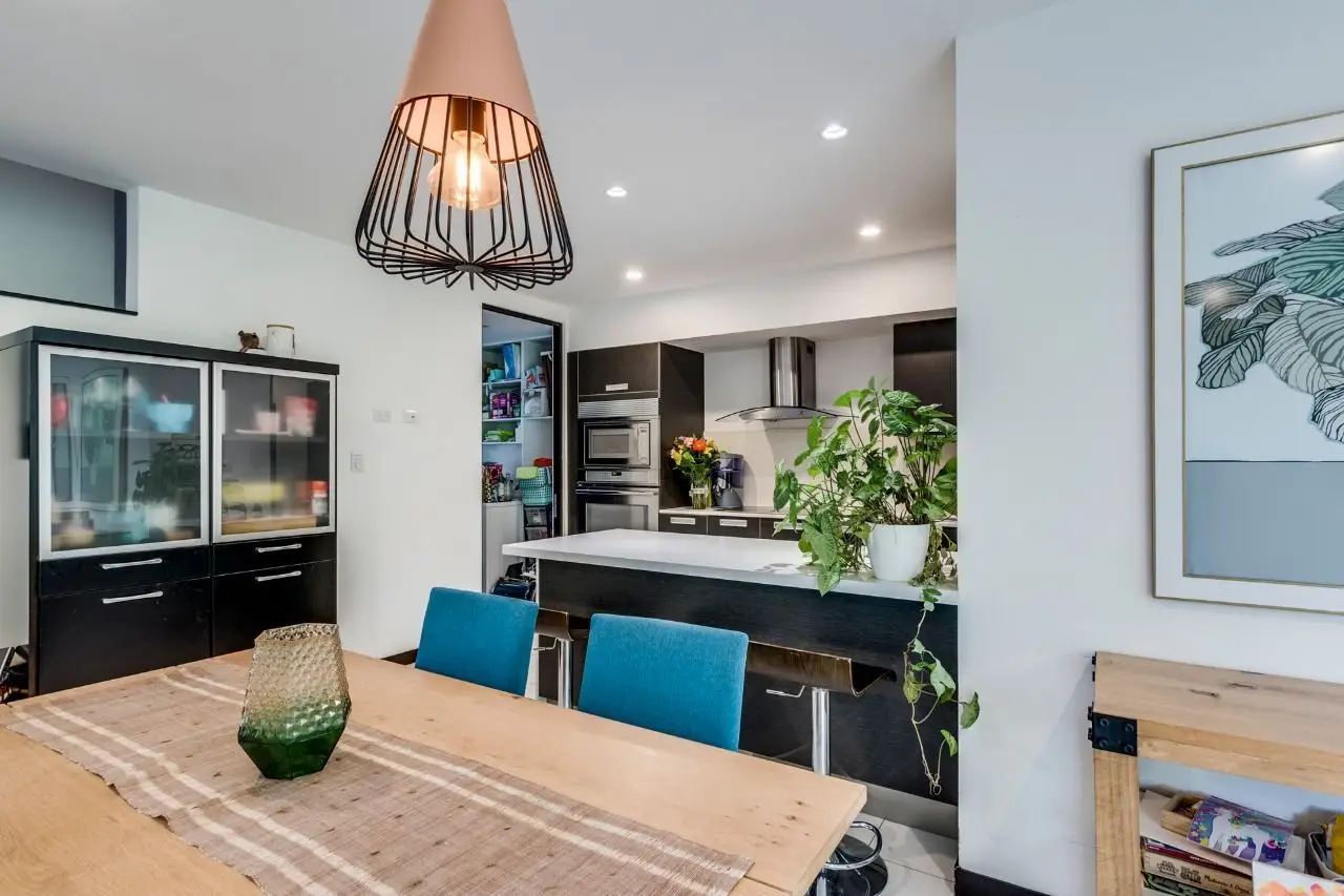 Contemporary house of three floors in prime location in Santa Ana - image 3