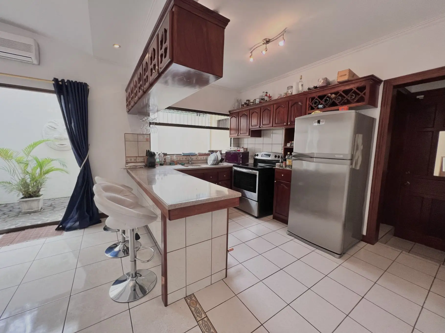 Elegant Two-Story Home with Pool and Panoramic Views in Las Cumbres, Brasil de Mora - image 10