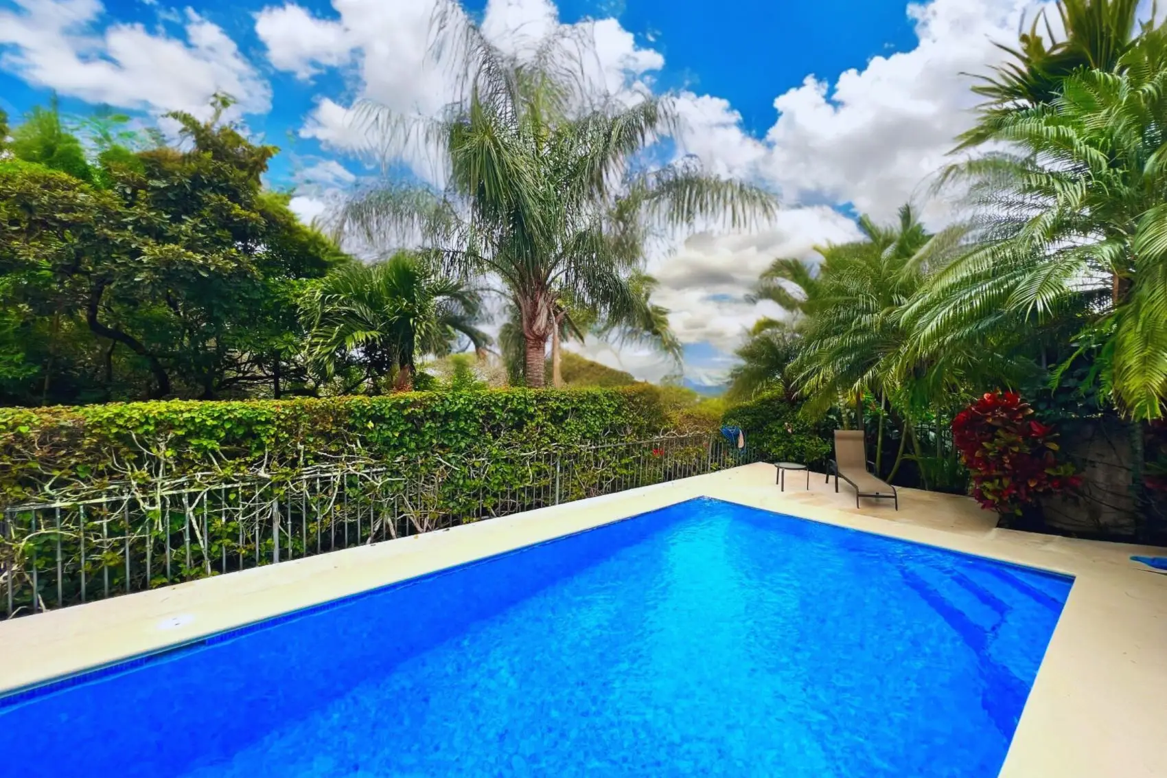 Elegant Two-Story Home with Pool and Panoramic Views in Las Cumbres, Brasil de Mora - image 4