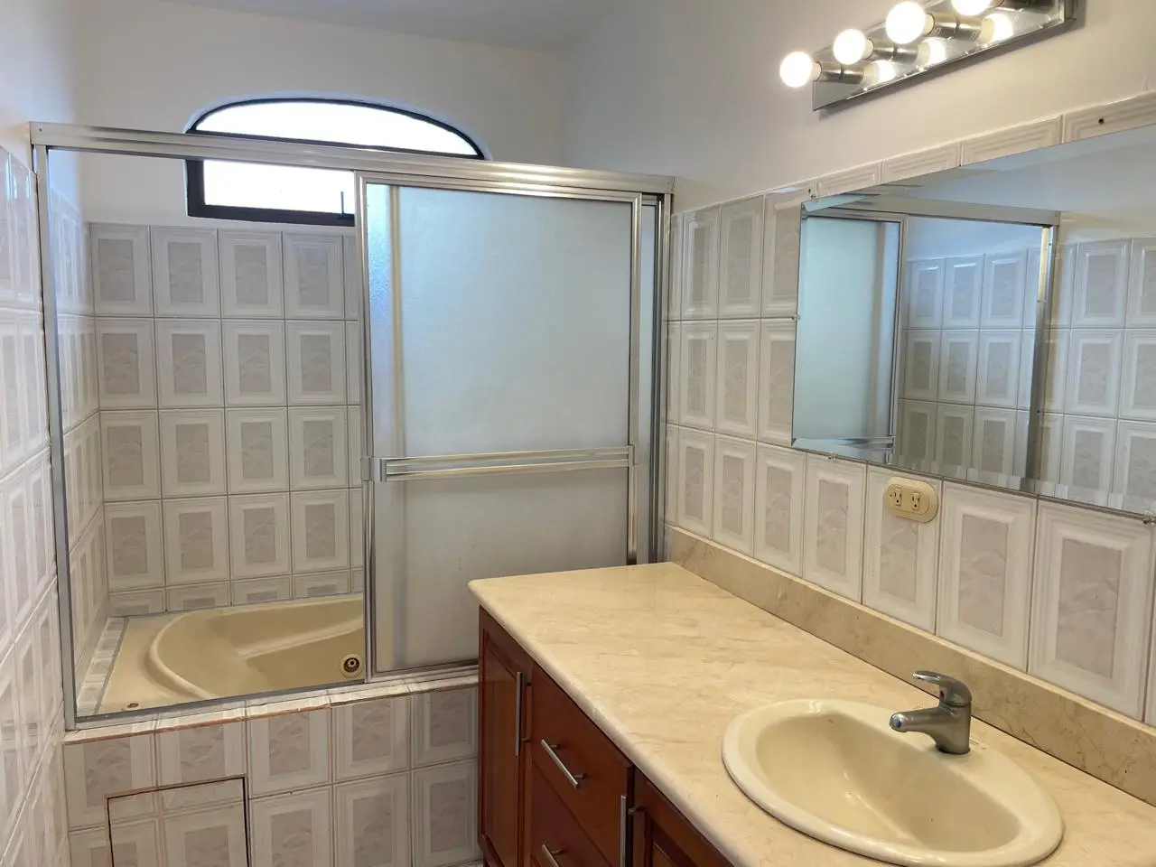 Colonial-Style Home in Secure Gated Community – For Sale or Rent - image 12