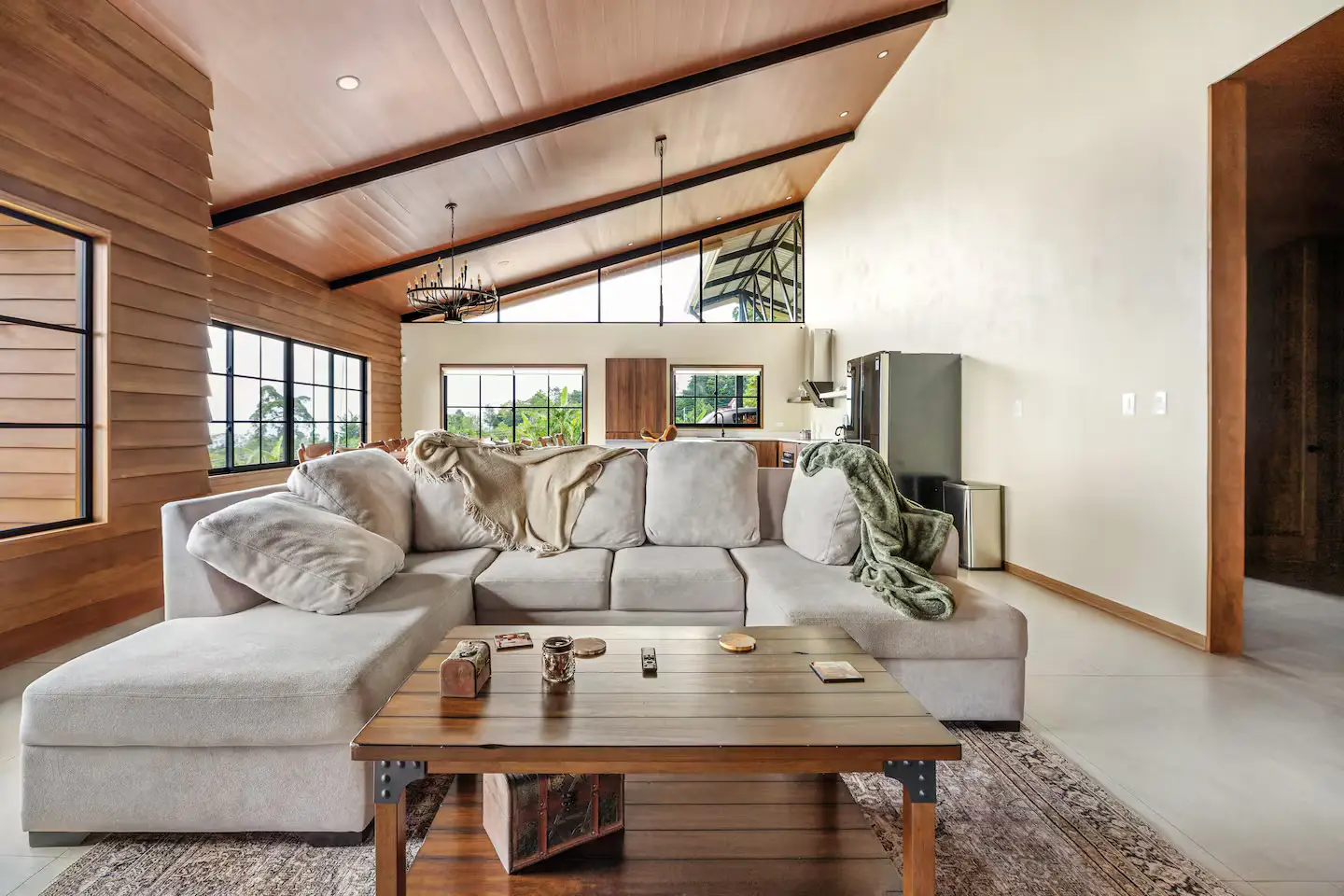 Exquisite Mountain View Hillside Retreat in Costa Rica with Panoramic Mountain Views - image 3
