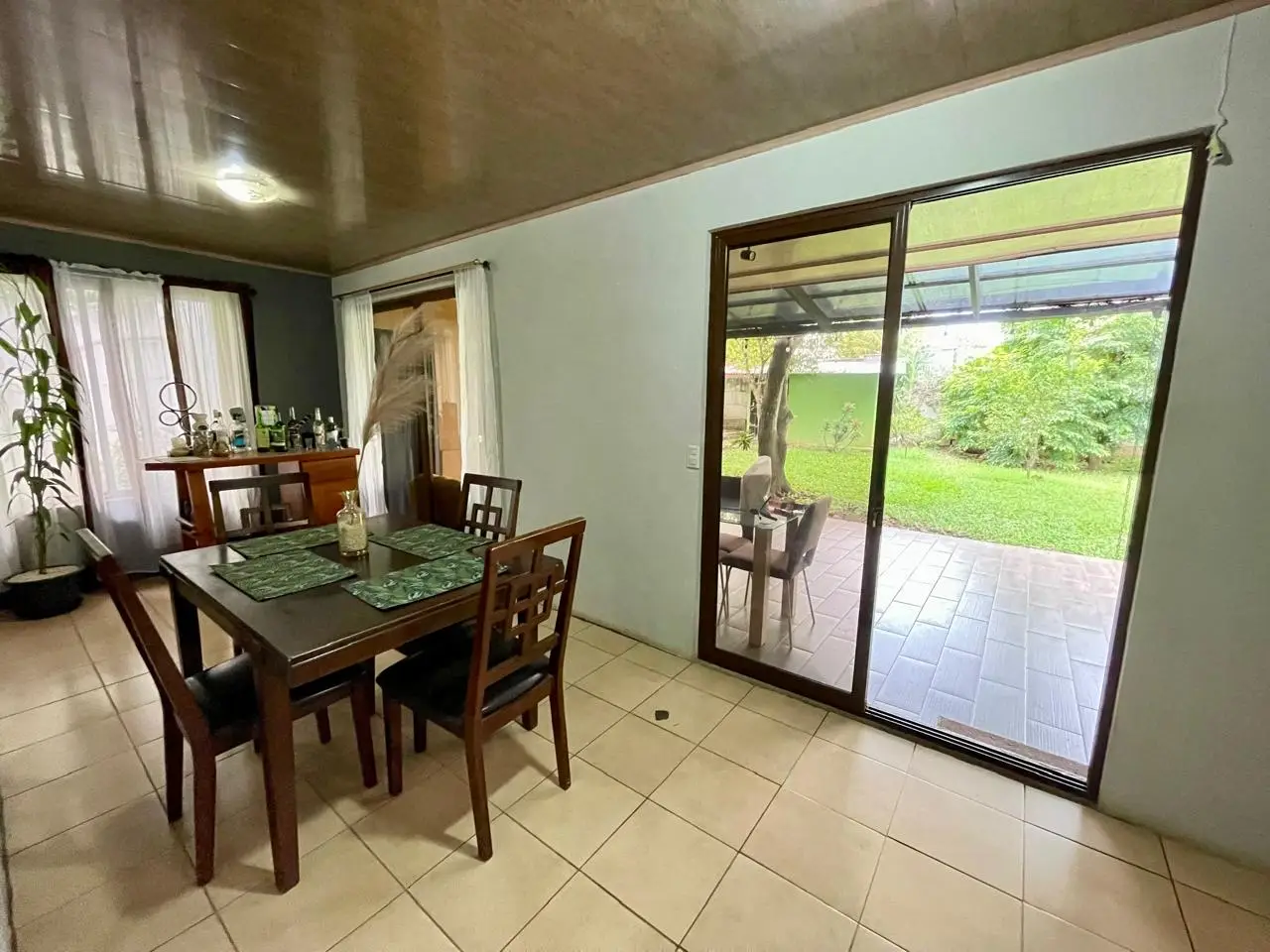 Charming 3-Bedroom Home with Lush Backyard in Grecia, Alajuela - image 4
