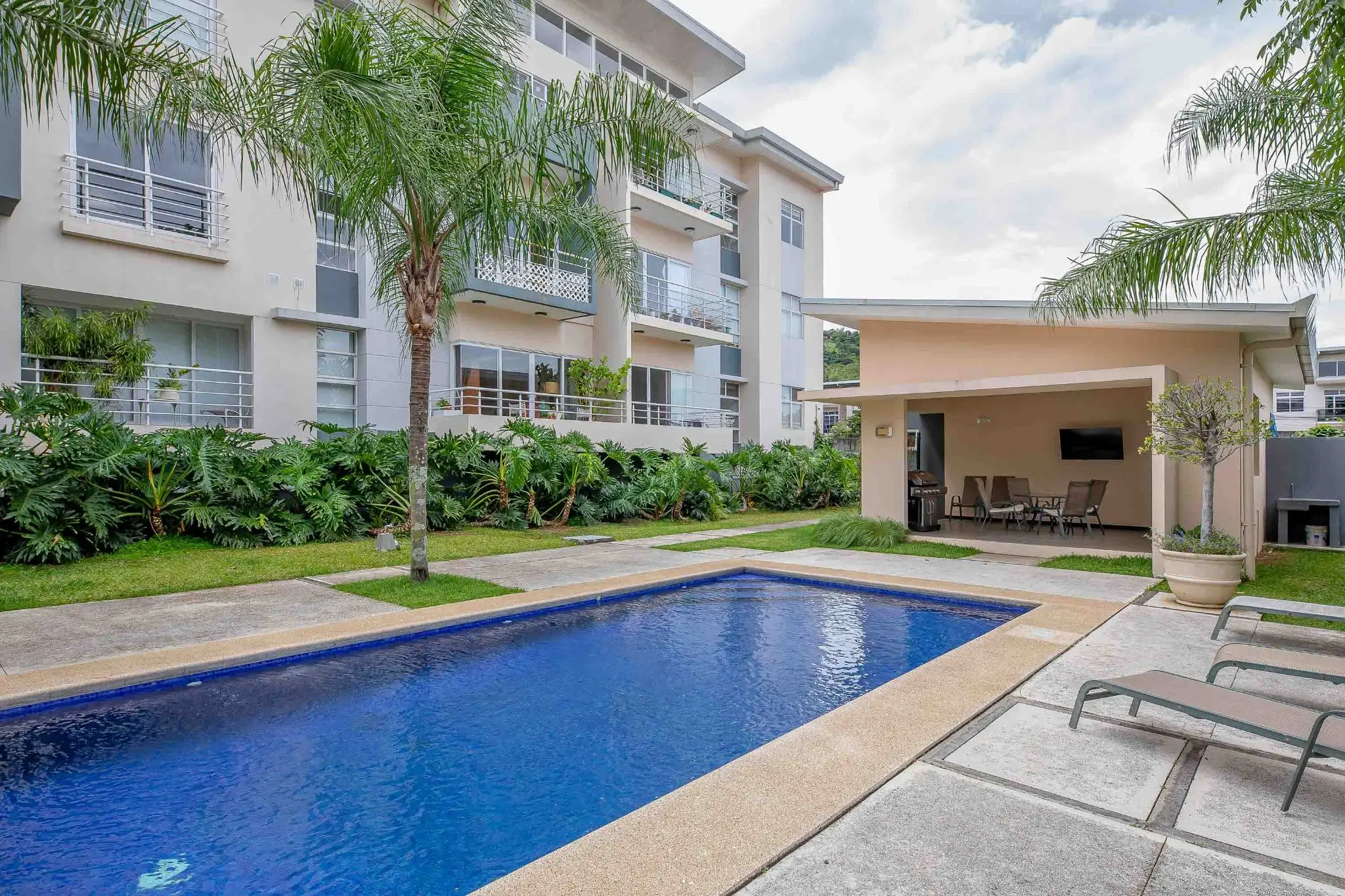 Contemporary 2-Bed Apartment in Santa Ana - image 4