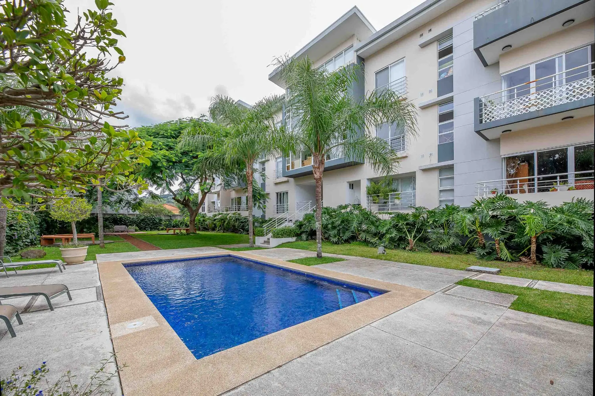 Contemporary 2-Bed Apartment in Santa Ana - image 7