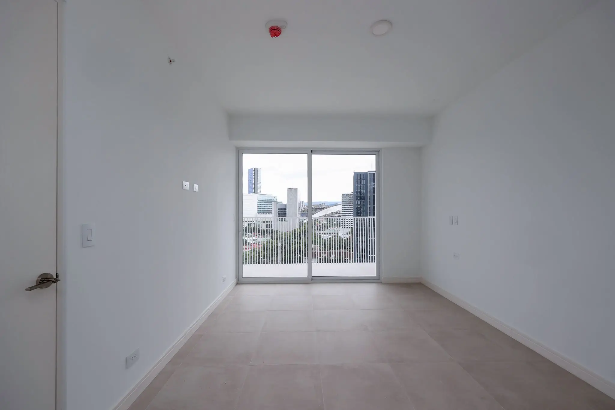 Contemporary City View Apartment in Nunciatura - image 13
