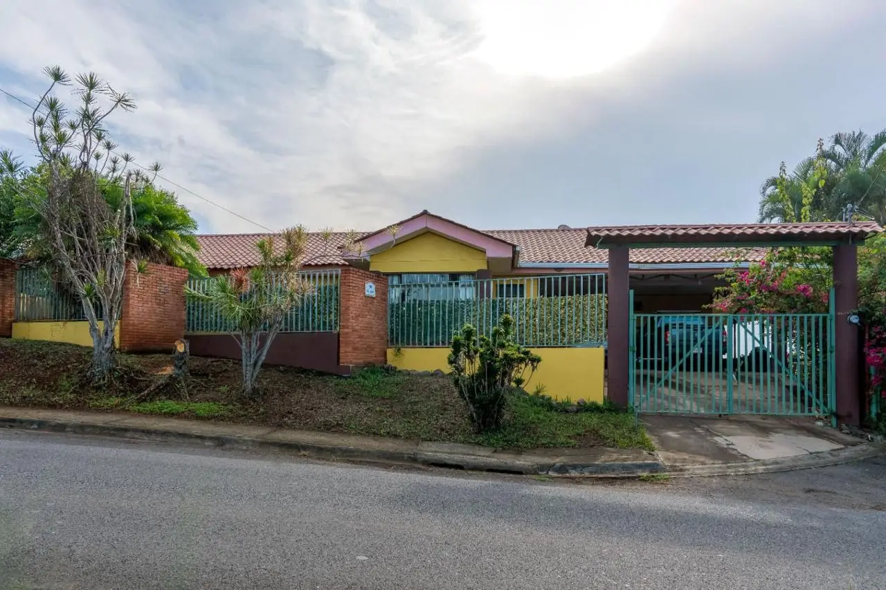 Atenas Quinta with Mountain Views: Charming 3-Bed Home on Expansive Private Land - image 3