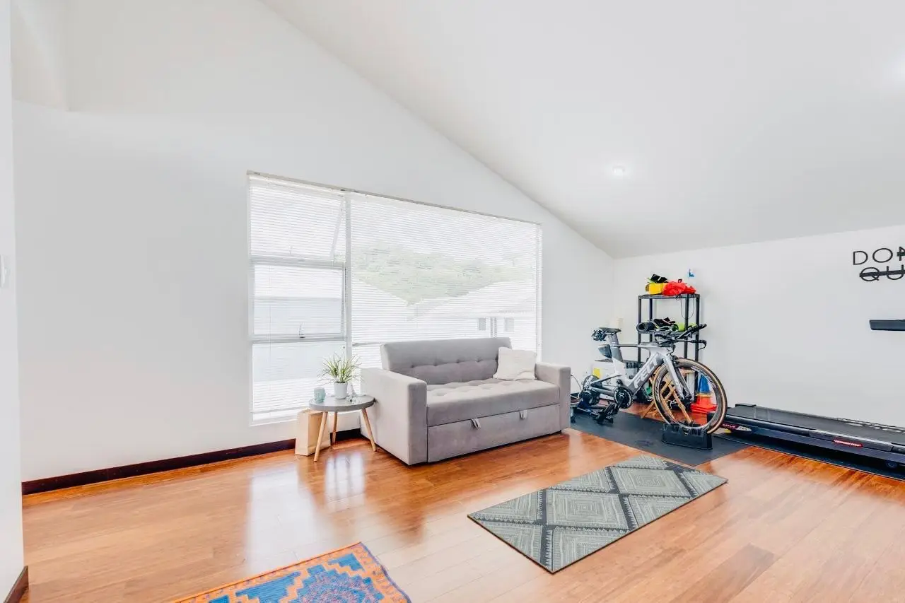 Contemporary house of three floors in prime location in Santa Ana - image 8