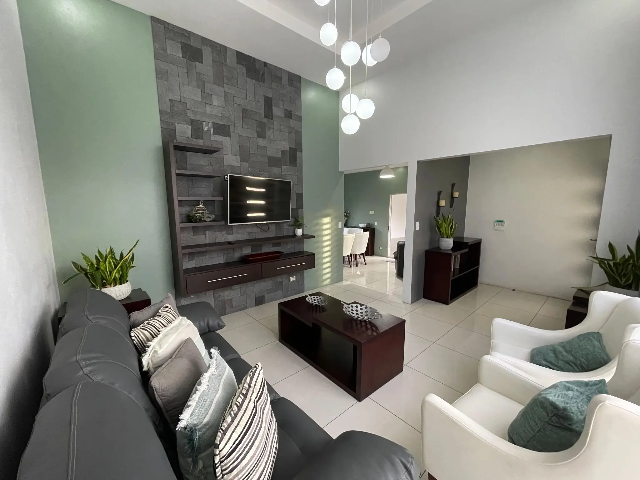 Modern 2-Bed Villa with Mountain Views in Grecia, Costa Rica - image 4