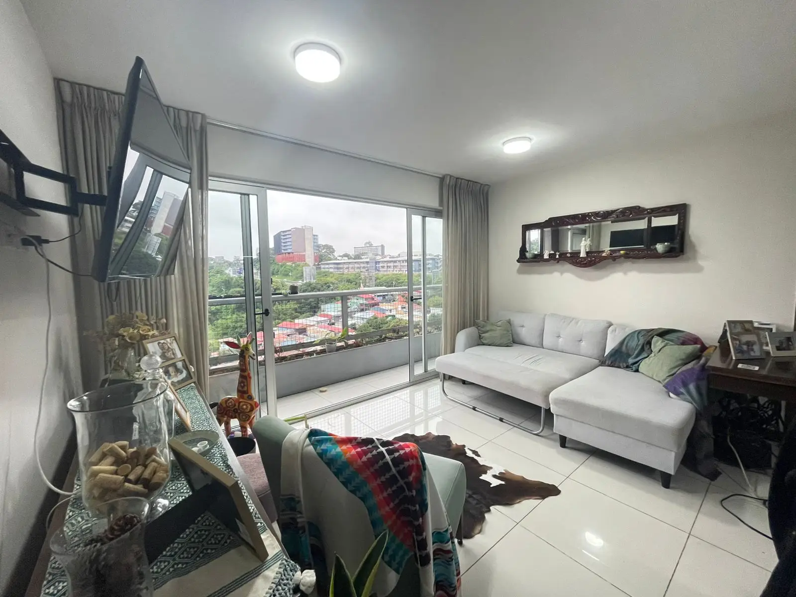 Modern 2-Bedroom Condo in La Uruca - image 2