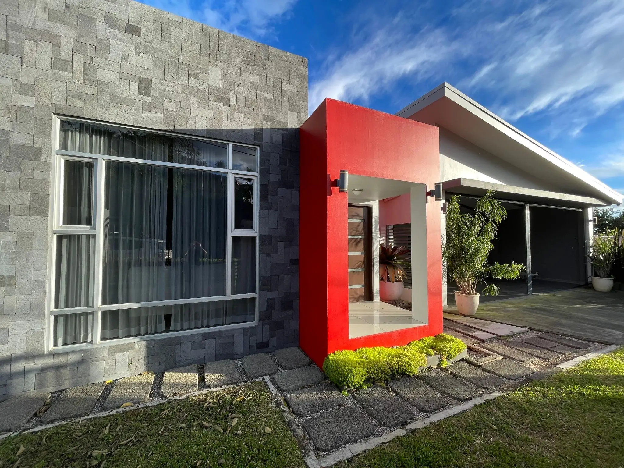Modern 2-Bed Villa with Mountain Views in Grecia, Costa Rica - image 1