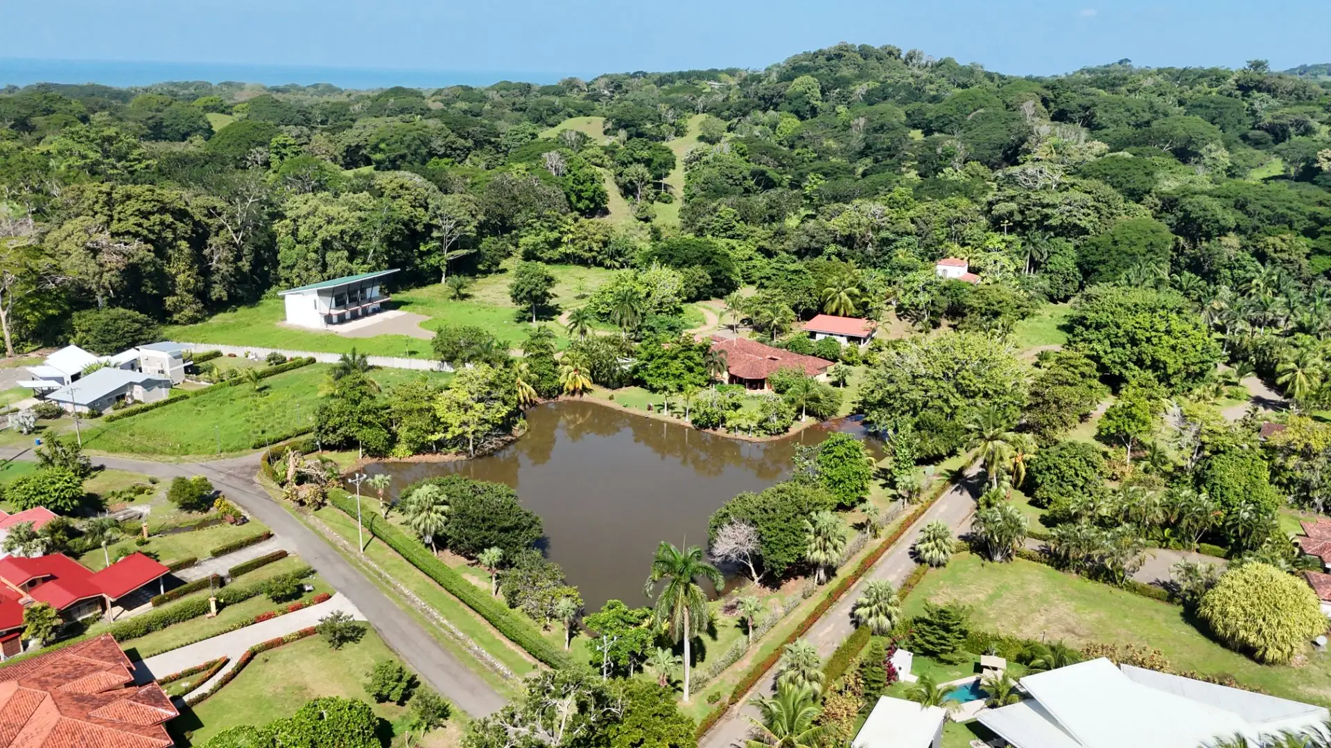 Tropical Luxury Estate with Private Lake, Pool & Prime Location Near Costa Rica’s Best Beaches” - image 8