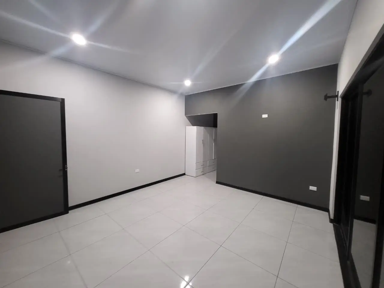 Amplia propiedad en Grecia con dos casas independientes, ideal para familia y renta - image 2