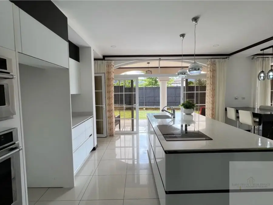 Exquisite Modern 4-BR Luxury Home in Curridabat with Mountain Views - image 12
