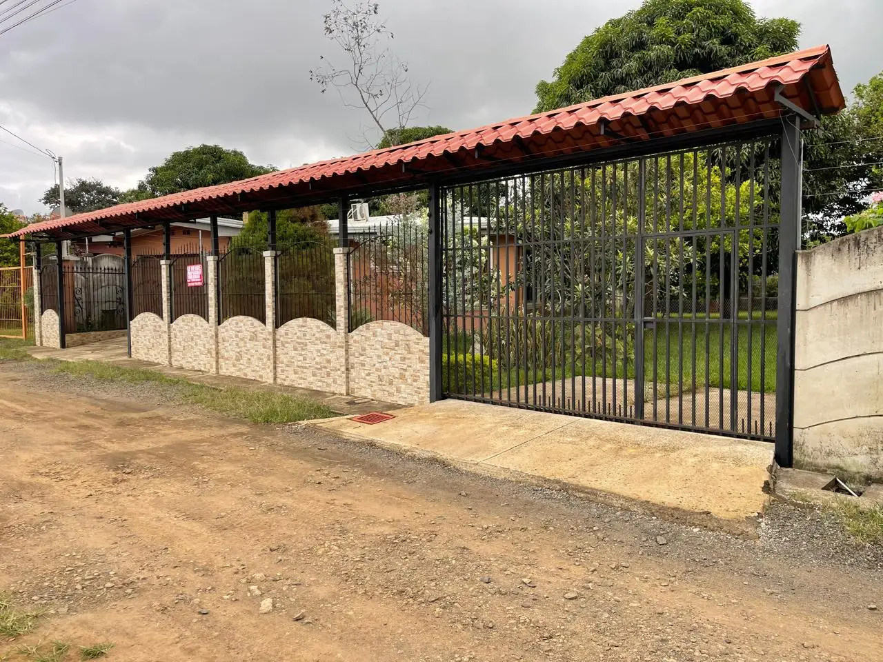 Charming 3-Bedroom Home with Lush Backyard in Grecia, Alajuela - image 8