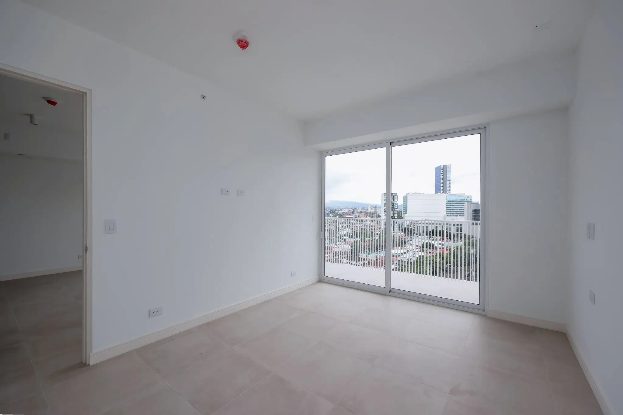 Contemporary City View Apartment in Nunciatura - image 12