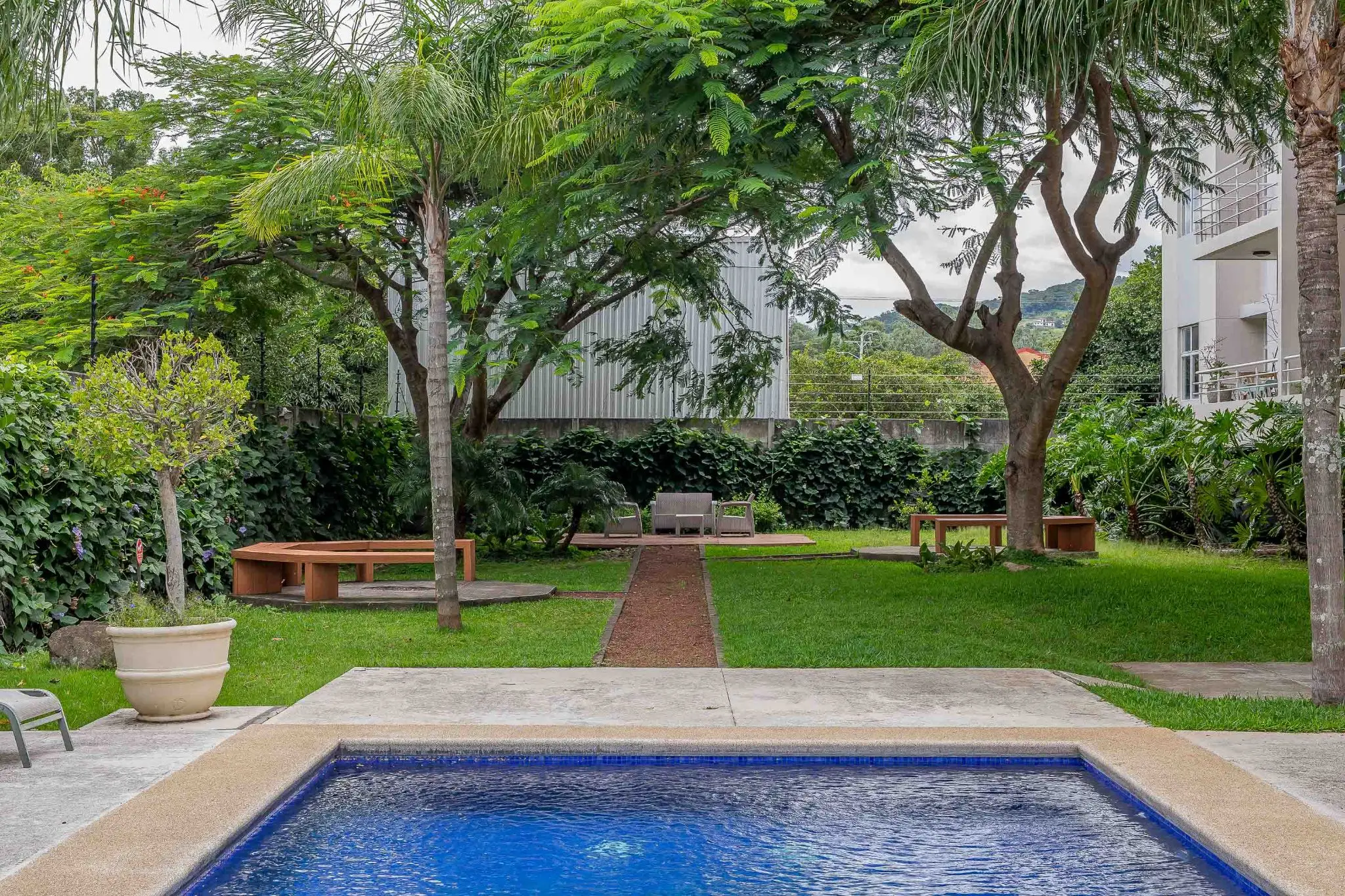Contemporary 2-Bed Apartment in Santa Ana - image 12