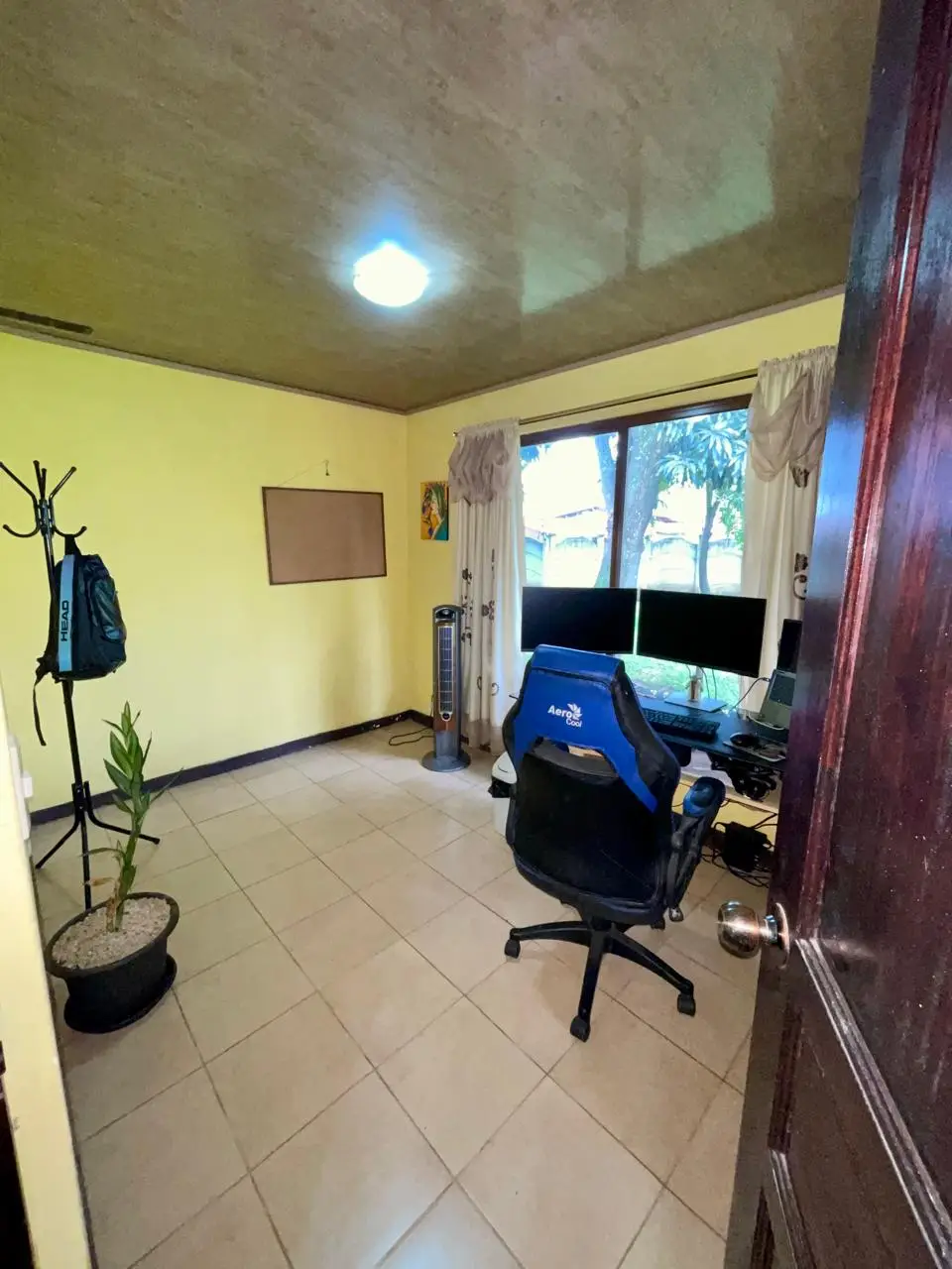 Charming 3-Bedroom Home with Lush Backyard in Grecia, Alajuela - image 9