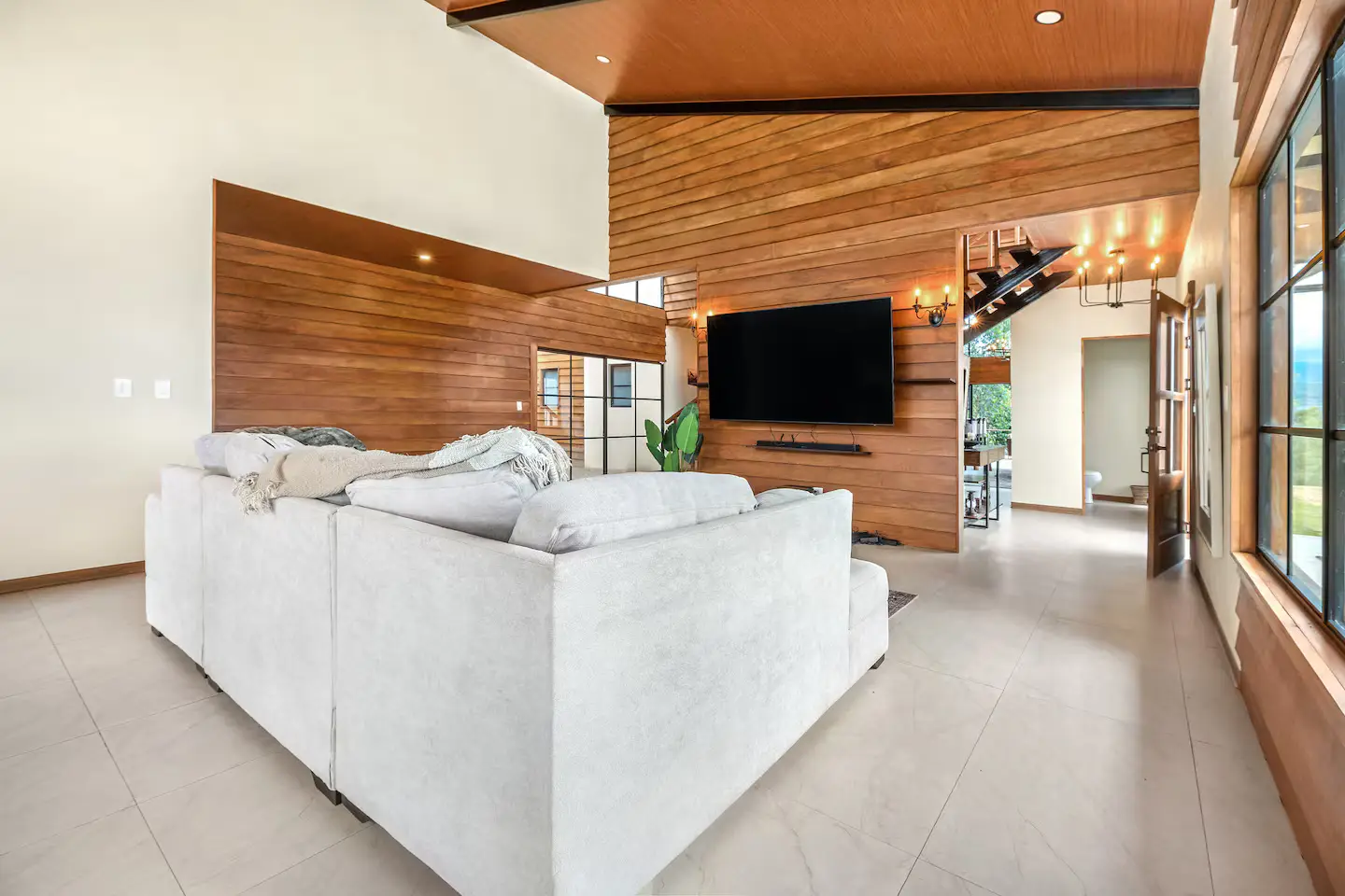 Exquisite Mountain View Hillside Retreat in Costa Rica with Panoramic Mountain Views - image 6