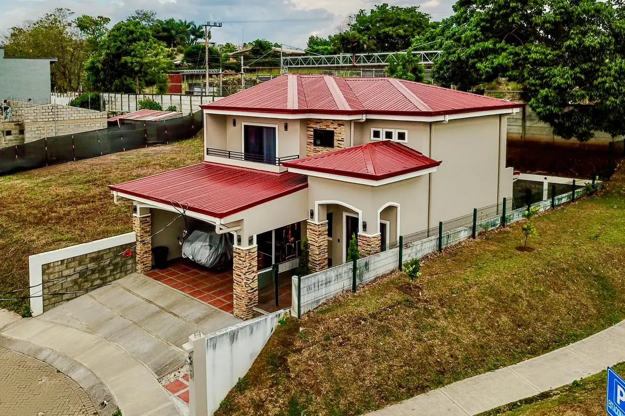 Stunning New 3-Bed, 3-Bath Home in Grecia, Alajuela - Modern Living - image 2