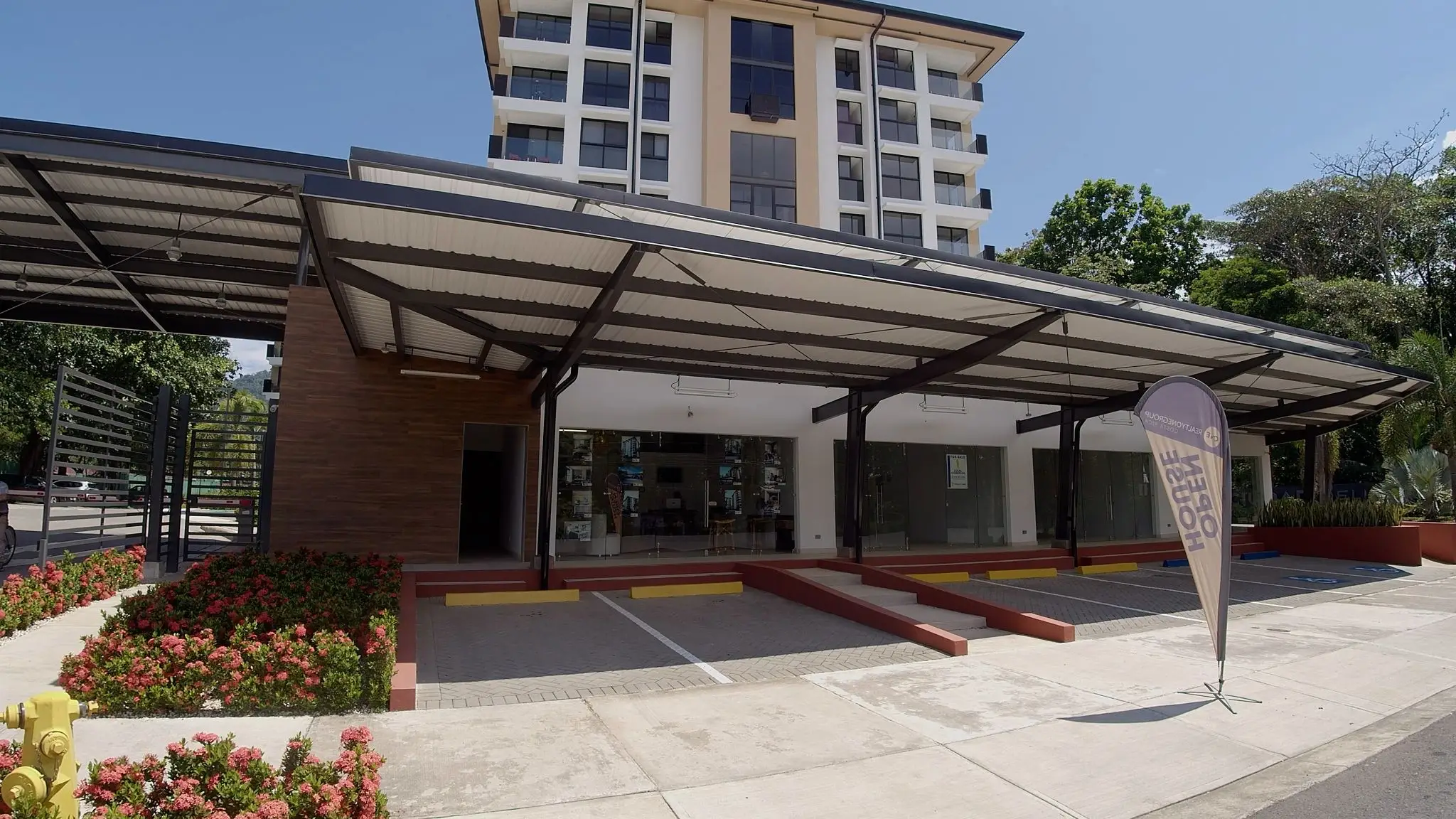 2-Bedroom Condo with Ocean & Mountain Views - image 12