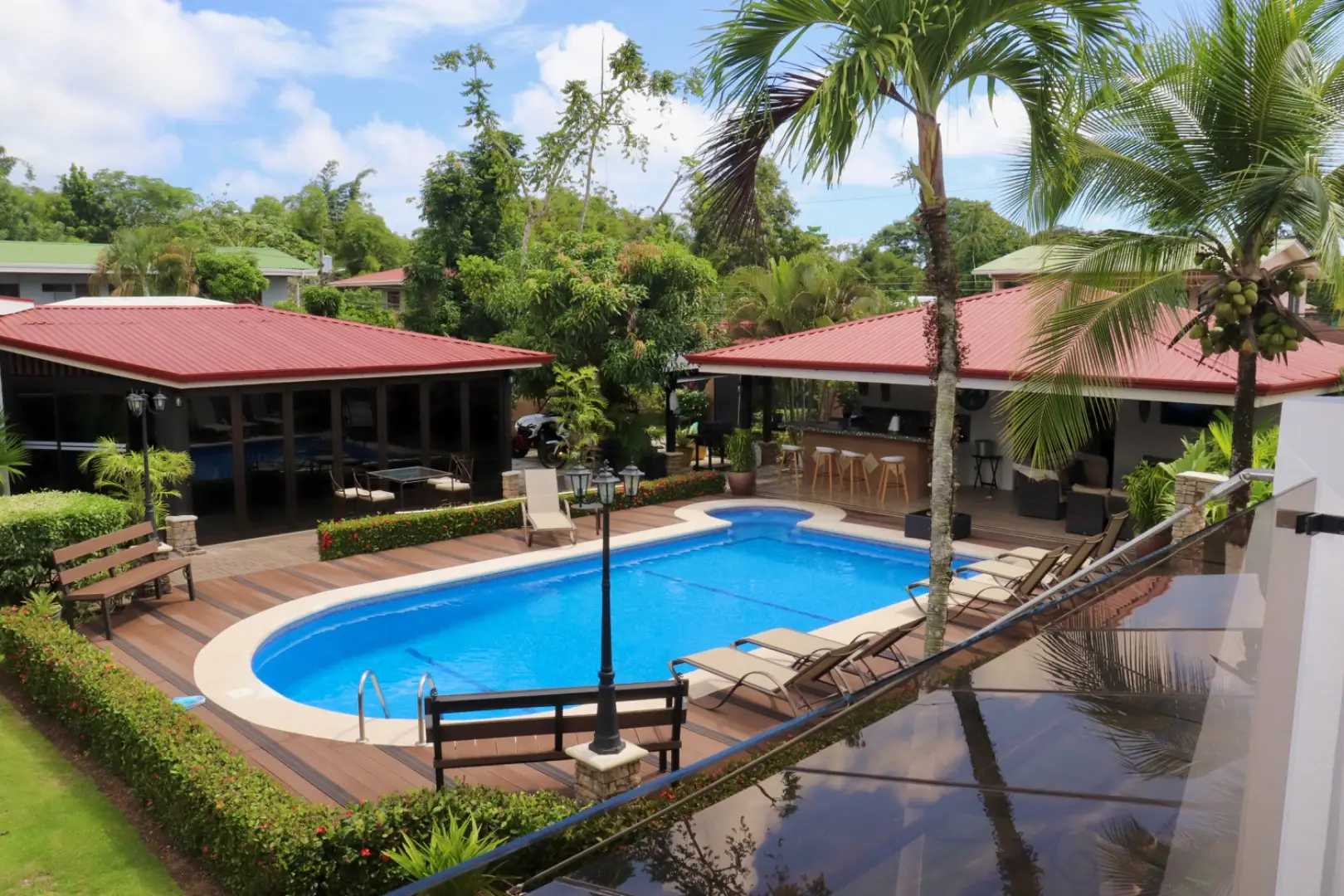 “Residencia de ensueño: 1 casa principal, 5 apartamentos, piscina ,2 ranchos y 2 parqueos grandes ” - image 1