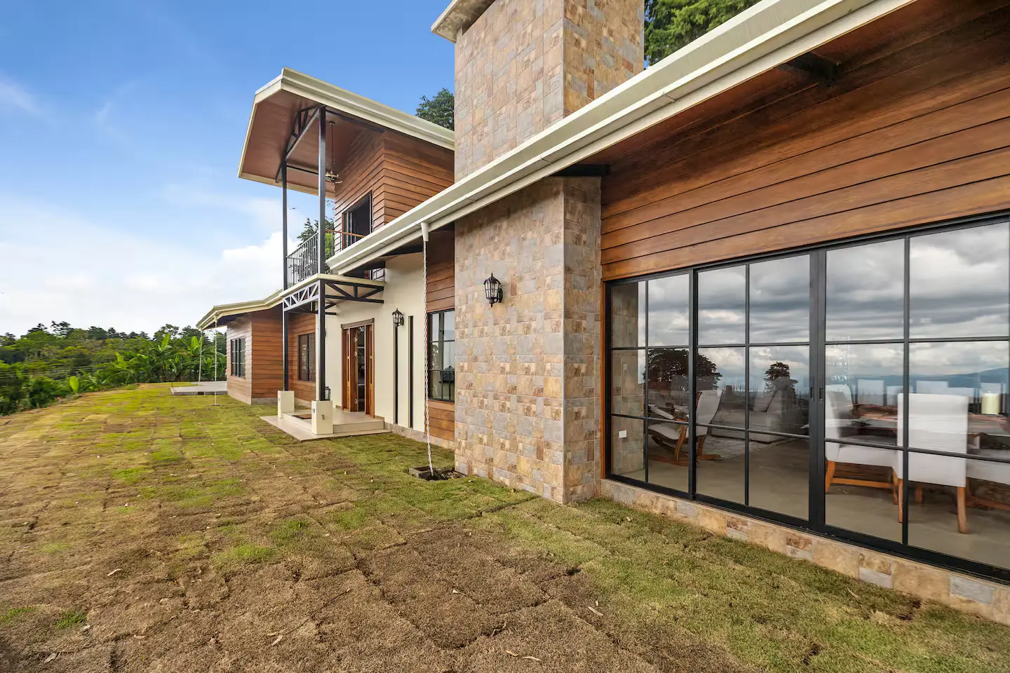 Exquisite Mountain View Hillside Retreat in Costa Rica with Panoramic Mountain Views - image 2