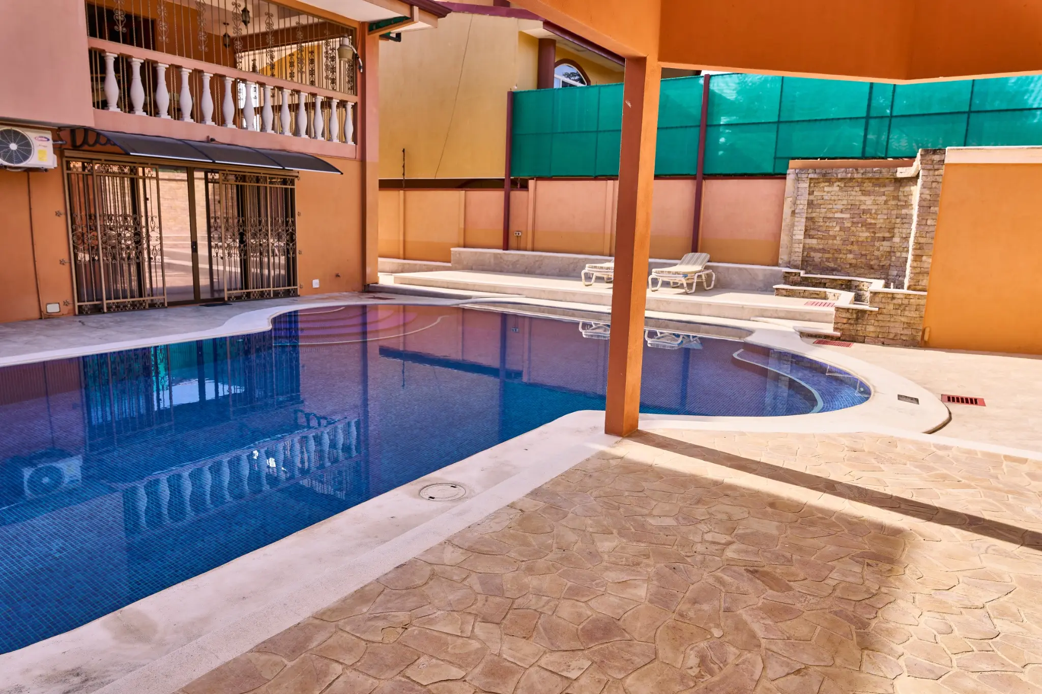 EXCLUSIVE LUXURY HOME WITH SOLAR-HEATED POOL - image 11