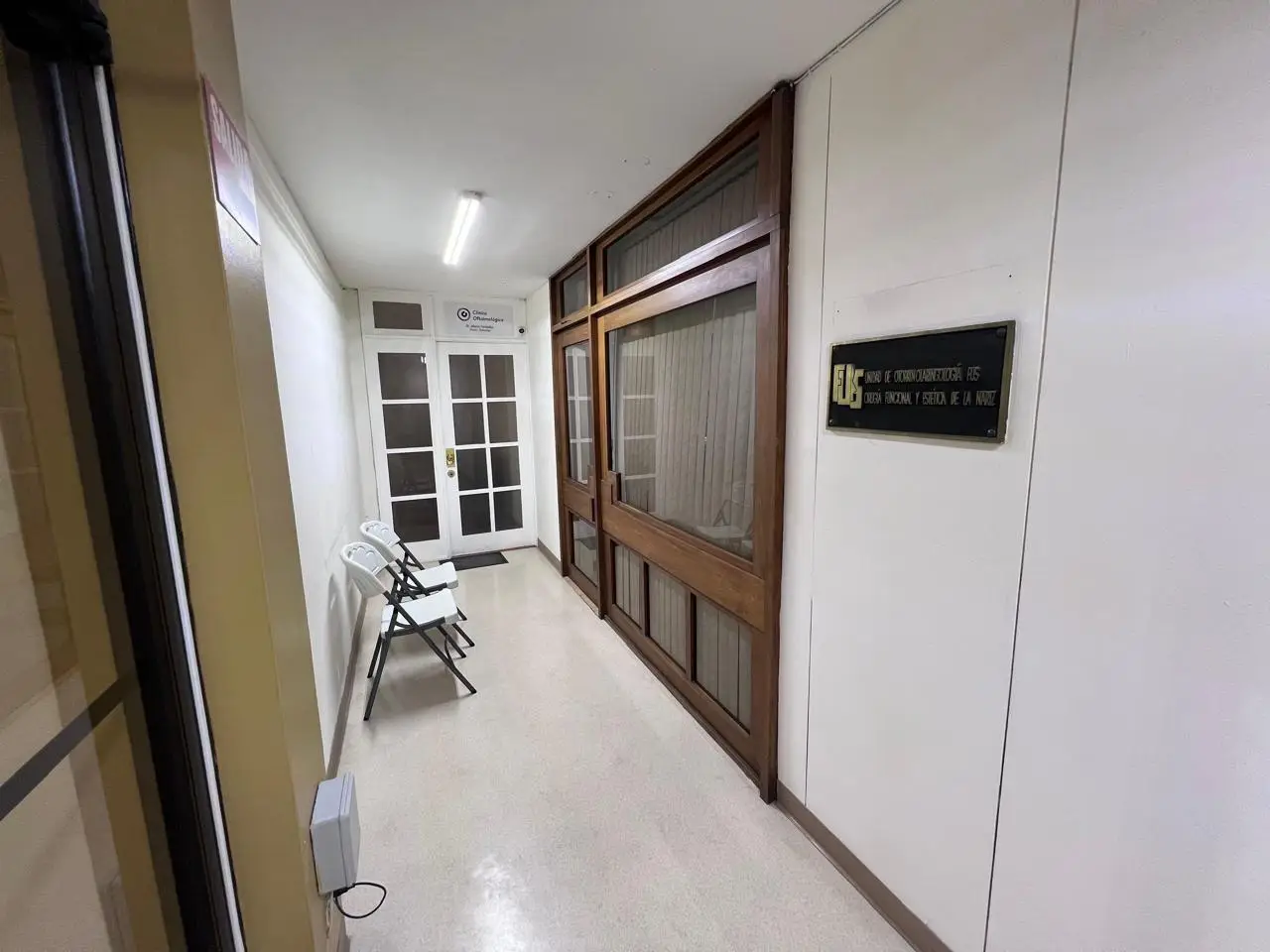 Renovated building ideal for commercial or institutional use - image 4