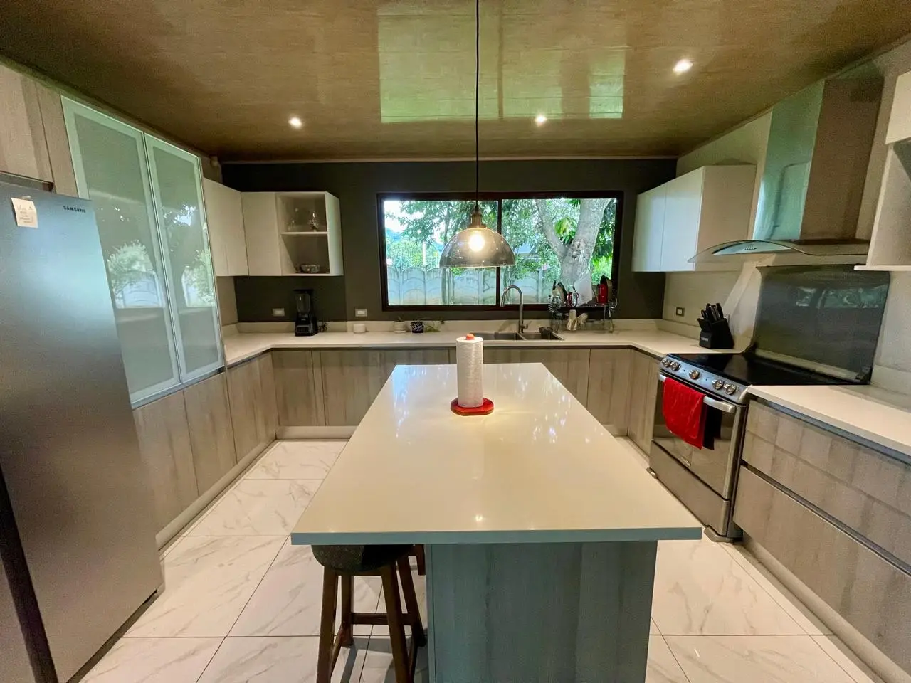 Charming 3-Bedroom Home with Lush Backyard in Grecia, Alajuela - image 2