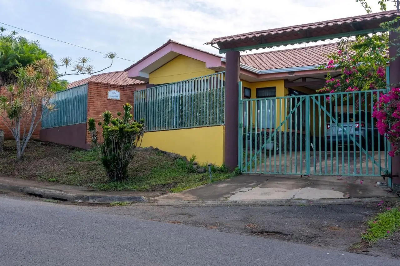 Atenas Quinta with Mountain Views: Charming 3-Bed Home on Expansive Private Land - image 4