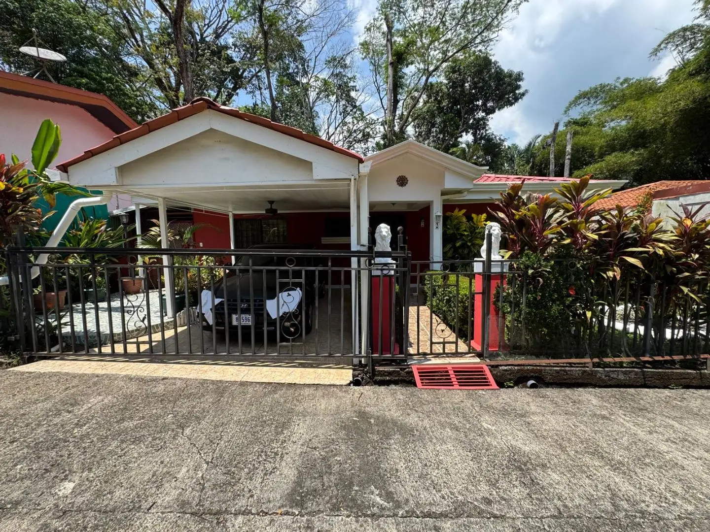 CHARMING  HOME WITH SCENIC FOREST VIEWS  - image 2