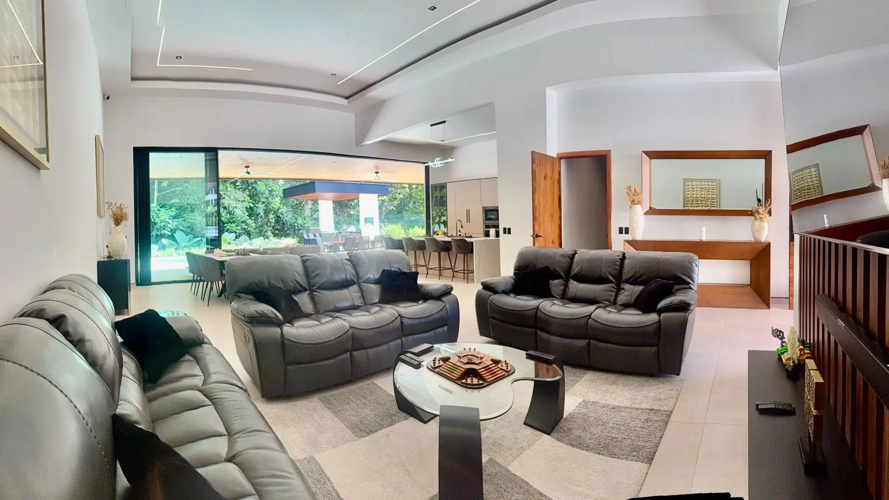 Ultra-Modern 4-Bed Luxury Villa with Pool in Herradura, Costa Rica - image 7